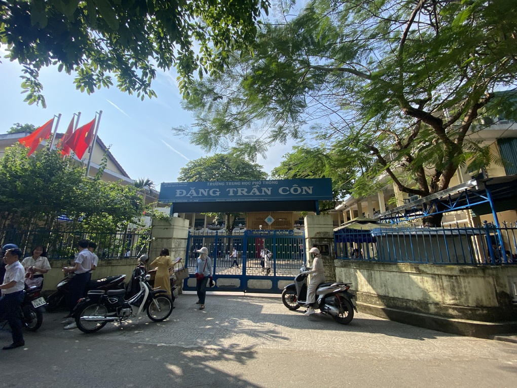 Học sinh phải đi lao động vì không tham gia hội trại ở khu du lịch - 1 Học sinh phải đi lao động vì không tham gia hội trại ở khu du lịch - 1