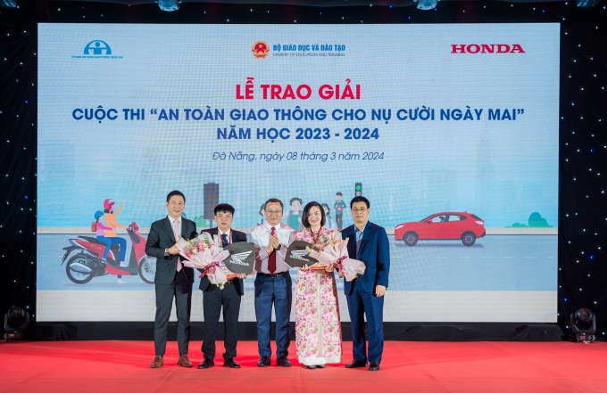 Giải xuất sắc được trao cho hai giáo viên là Cô Nguyễn Thị Thu Huyền (Hải Phòng) và thầy Nguyễn Hồng Minh (Bắc Giang). Ảnh HVN