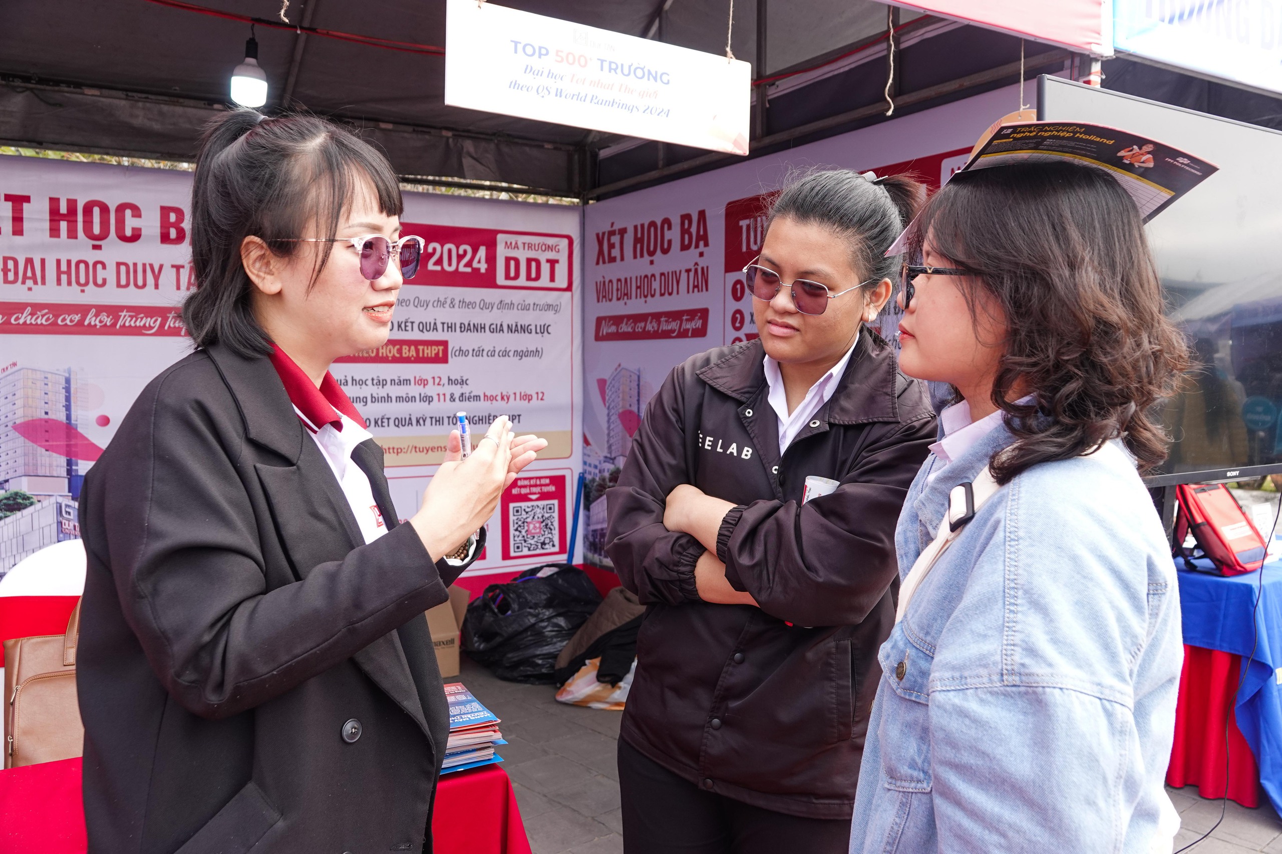 Tư vấn mùa thi: Hơn 2.000 học sinh Quảng Nam thích thú xếp hàng trải nghiệm- Ảnh 1. Tư vấn mùa thi: Hơn 2.000 học sinh Quảng Nam thích thú xếp hàng trải nghiệm- Ảnh 1.