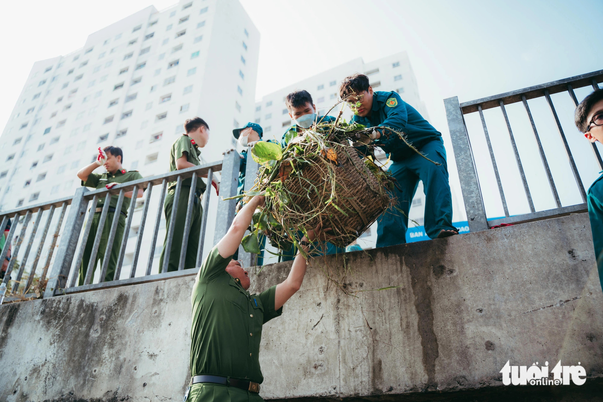 Rác thải, lục bình được đưa ra khỏi rạch sau đó được mang lên xe rác để mang đi xử lý - Ảnh: THANH HIỆP Rác thải, lục bình được đưa ra khỏi rạch đem đi xử lý - Ảnh: THANH HIỆP