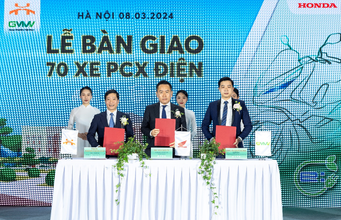 Lãnh đạo Honda Việt Nam (đứng giữa) cùng đại diện Đại học Công nghệ Giao thông Vận tải và công ty Green Mobility tại lễ ký kết hợp tác.