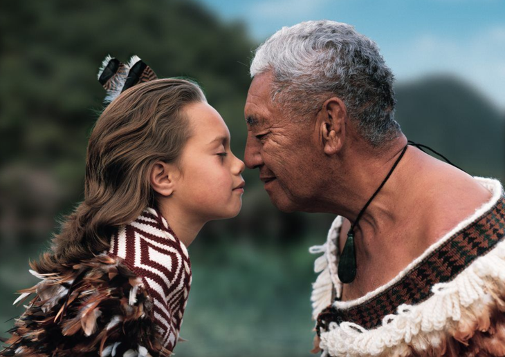 Hongi: Tục chạm mũi khi chào hỏi của người Maori có gì đặc biệt?- Ảnh 1. Nghi lễ hongi - Ảnh: CARMEN TEPUKE