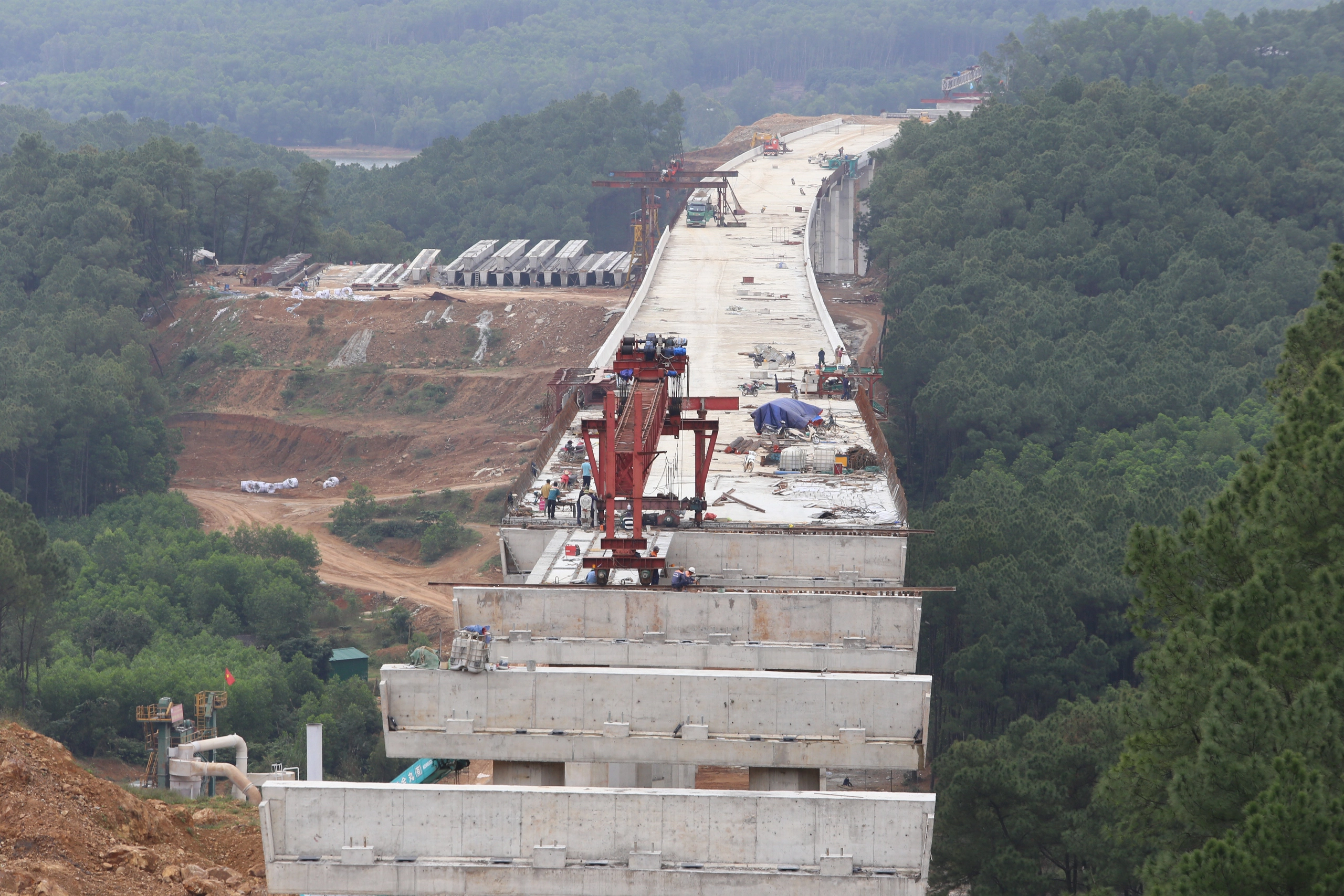 Hợp long cầu cạn dài nhất cao tốc Diễn Châu - Bãi Vọt- Ảnh 2. Hợp long cầu cạn dài nhất cao tốc Diễn Châu - Bãi Vọt- Ảnh 2.