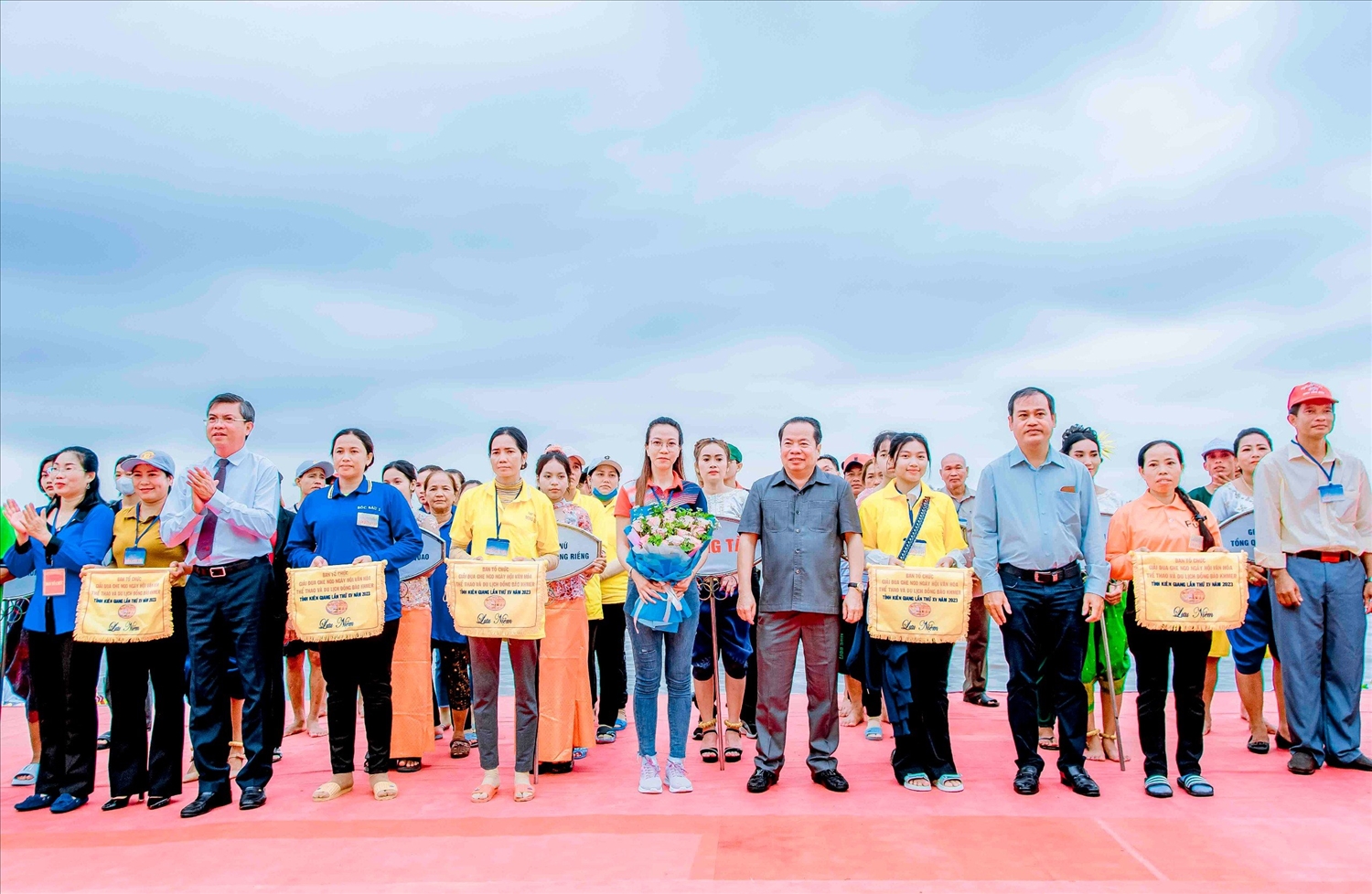 Lãnh đạo tỉnh Kiên Giang trao cờ lưu niệm cho các đội đua ghe Ngo được tổ chức tại huyện Gò Quào. vào năm 2023 Lãnh đạo tỉnh Kiên Giang trao cờ lưu niệm cho các đội đua ghe Ngo được tổ chức tại huyện Gò Quào. vào năm 2023