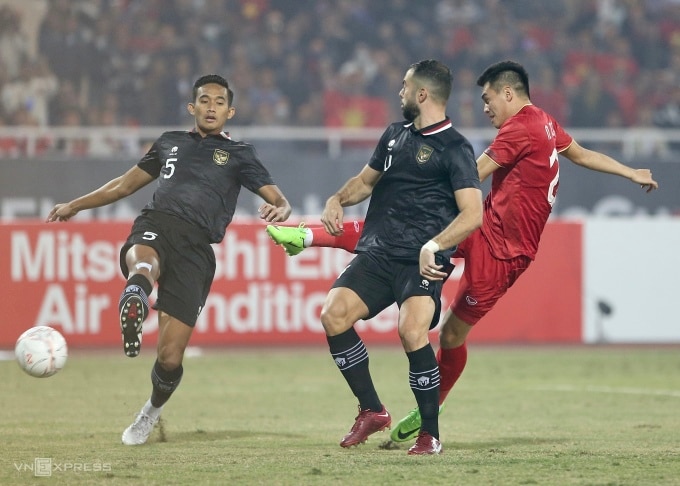 Nguyễn Tiến Linh (áo đỏ) ghi bàn vào lưới Indonesia ở phút thứ ba trận bán kết lượt về AFF Cup 2022. Ảnh: Hiếu Lương