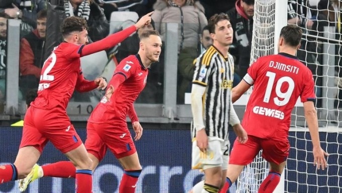 Koopmeiners (áo đỏ, giữa) mừng bàn trong trận Juventus 2-2 Atalanta ở vòng 28 Serie A tối 10/3 trên sân Juventus. Ảnh: Ansa