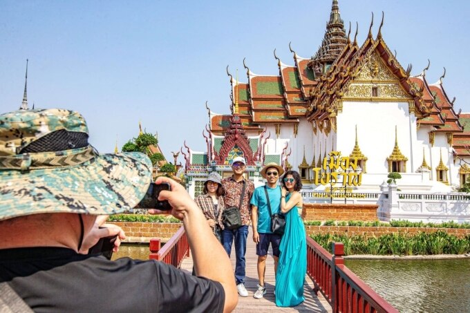 Khách Trung Quốc tạo dáng chụp ảnh trước bảo tàng Samut Prakan, Thái Lan vào đầu tháng 3. Ảnh: Xinhua
