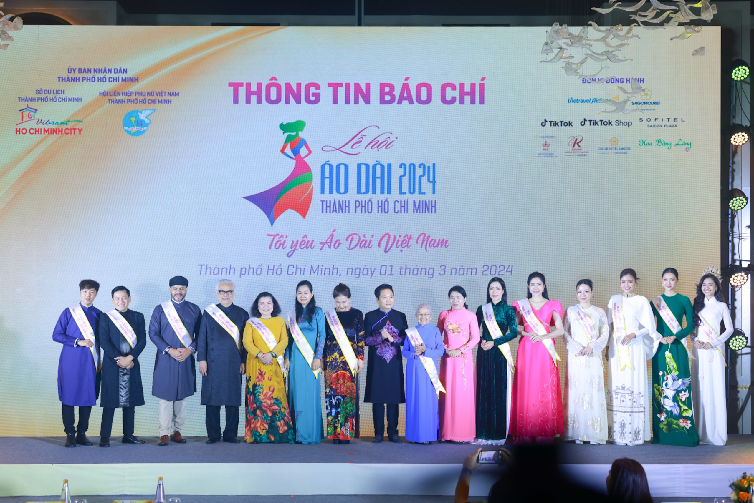 Khách quốc tế theo đoàn đến TP.HCM được trải nghiệm áo dài check-in miễn phí- Ảnh 1. Khách quốc tế theo đoàn đến TP.HCM được trải nghiệm áo dài check-in miễn phí- Ảnh 1.
