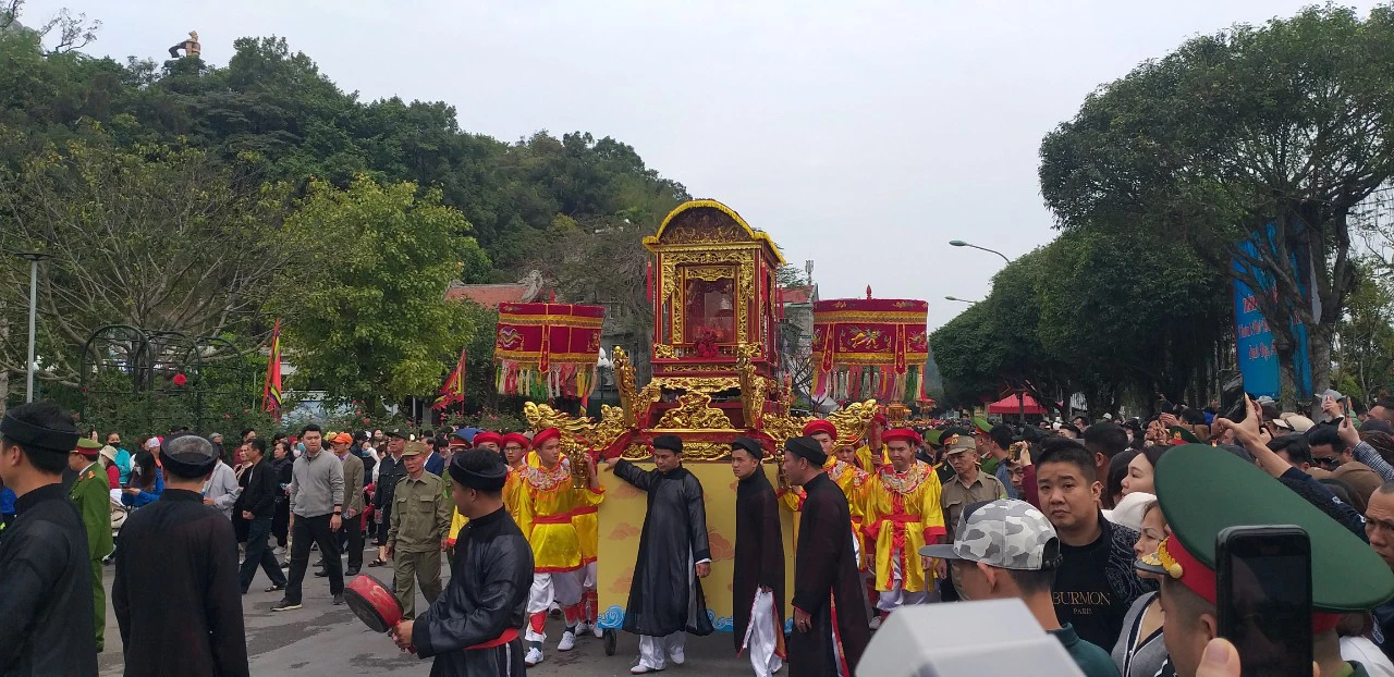 Khai hội đền Cửa Ông, độc đáo lễ rước trên bờ, dưới biển- Ảnh 1. Khai hội đền Cửa Ông, độc đáo lễ rước trên bờ, dưới biển- Ảnh 1.