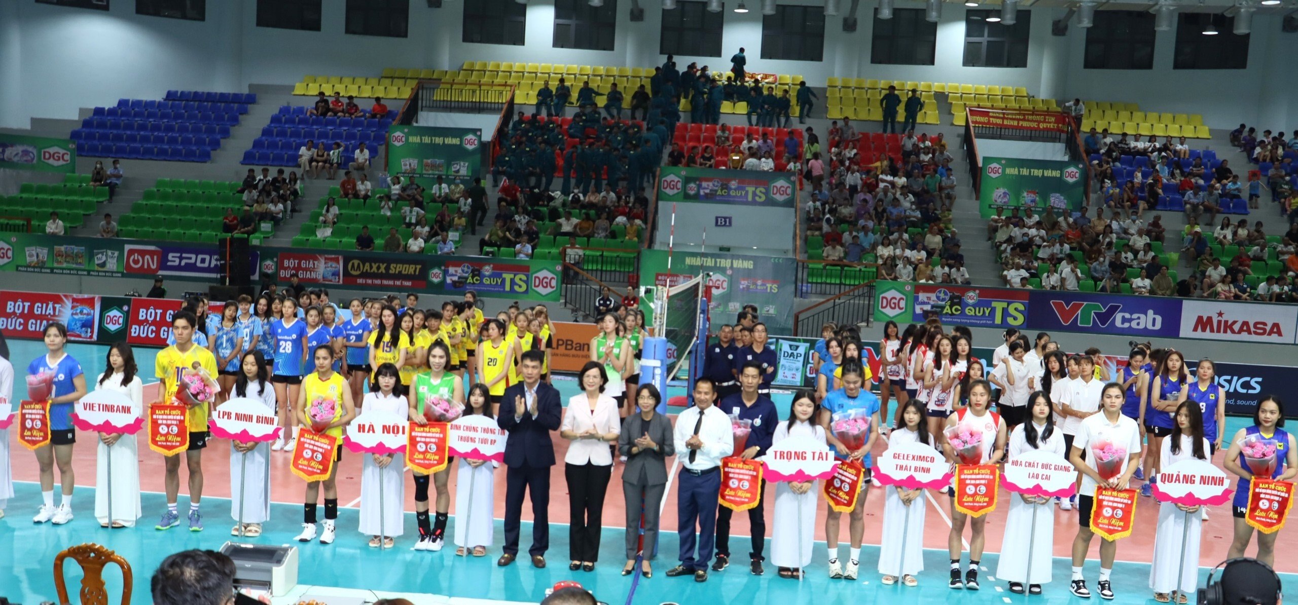 Khai mạc giải bóng chuyền vô địch quốc gia 2024, Trường Tươi Bình Phước khởi đầu thuận lợi- Ảnh 1.