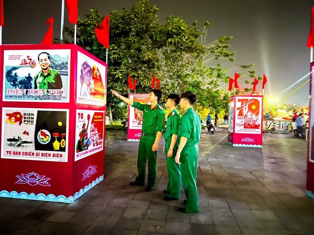 Khai mạc triển lãm Tranh cổ động tấm lớn và điểm lưu diễn Hội thi Tuyên truyền lưu động kỷ niệm 70 năm Chiến thắng Điện Biên Phủ  - Ảnh 5.