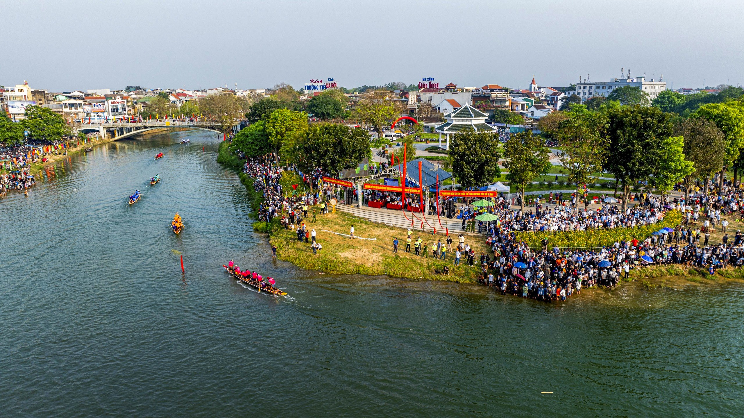 Khán giả reo hò, xem ghe đua &quot;lộn vè&quot; trên sông Hương - Ảnh 1.