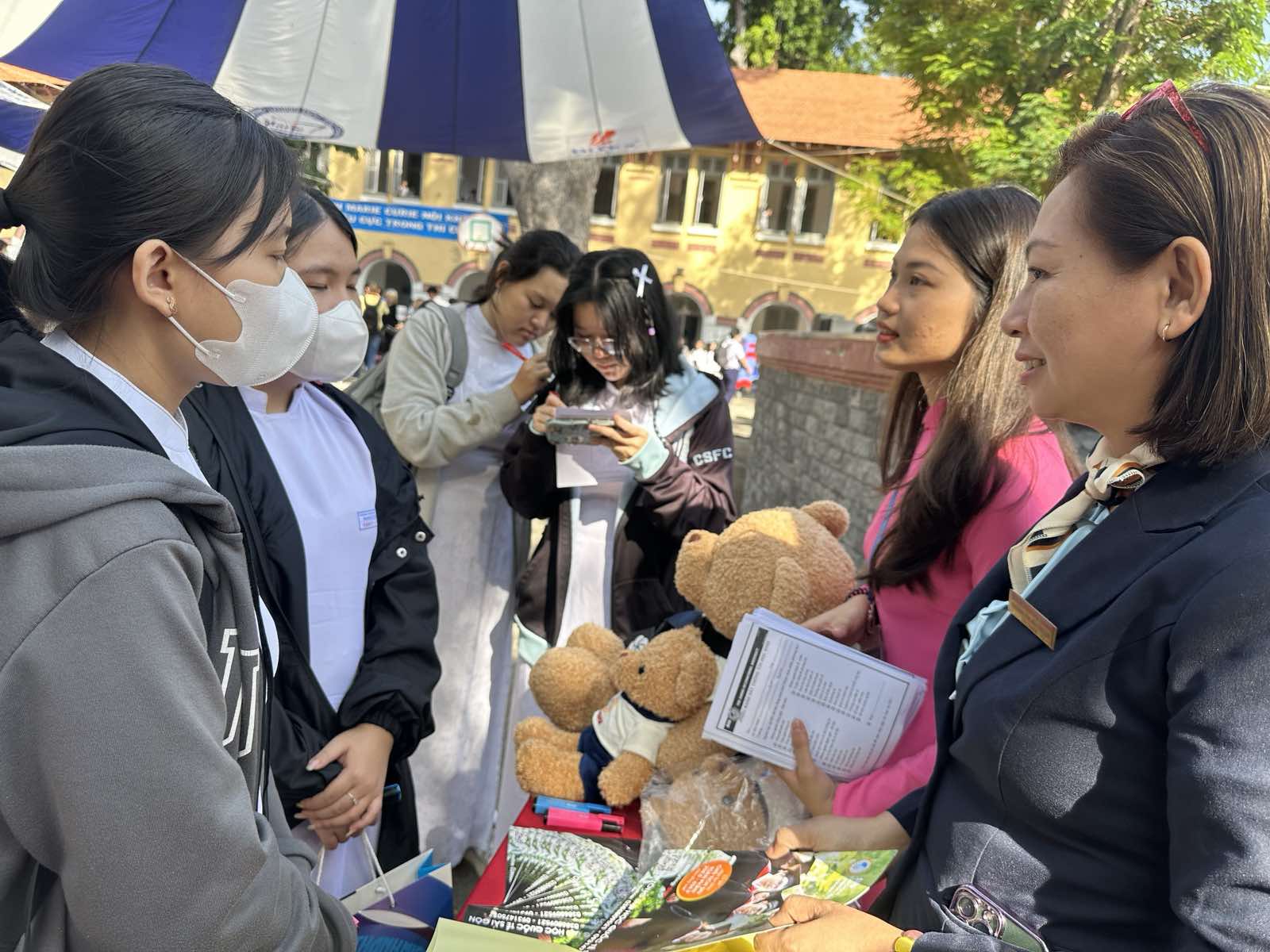 Thi tốt nghiệp THPT 2024: Khi nào thí sinh được rời khỏi phòng thi?- Ảnh 1. Thi tốt nghiệp THPT 2024: Khi nào thí sinh được rời khỏi phòng thi?- Ảnh 1.