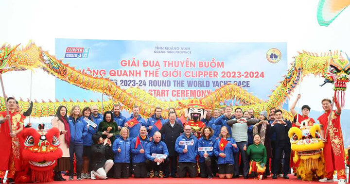 Ông Cao Tường Huy - Chủ tịch UBND tỉnh Quảng Ninh chụp ảnh lưu niệm cùng đội đua "HaLongBay, VietNam".