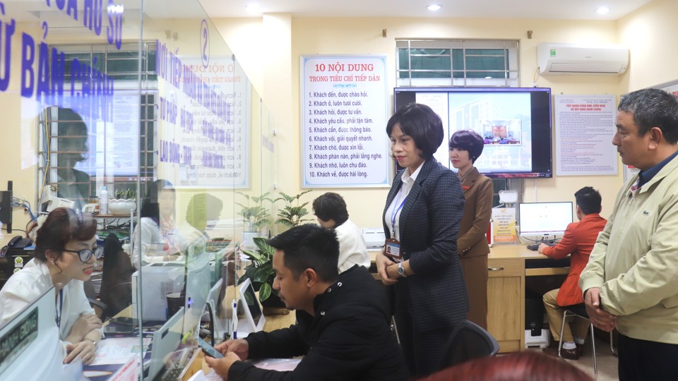Lãnh đạo quận Hai Bà Trưng kiểm tra việc thực hiện kỷ cương hành chính của cán bộ công chức UBND phường Quỳnh Lôi. Ảnh: Linh Chi