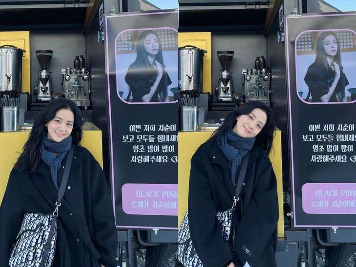 Jisoo chụp hình cùng xe đồ ăn mà Rosé gửi tặng khi quay phim Snow Drop - Ảnh: NVCC Jisoo chụp hình cùng xe cà phê mà Rosé gửi tặng trong quá trình quay phim Snow Drop - Ảnh: NVCC