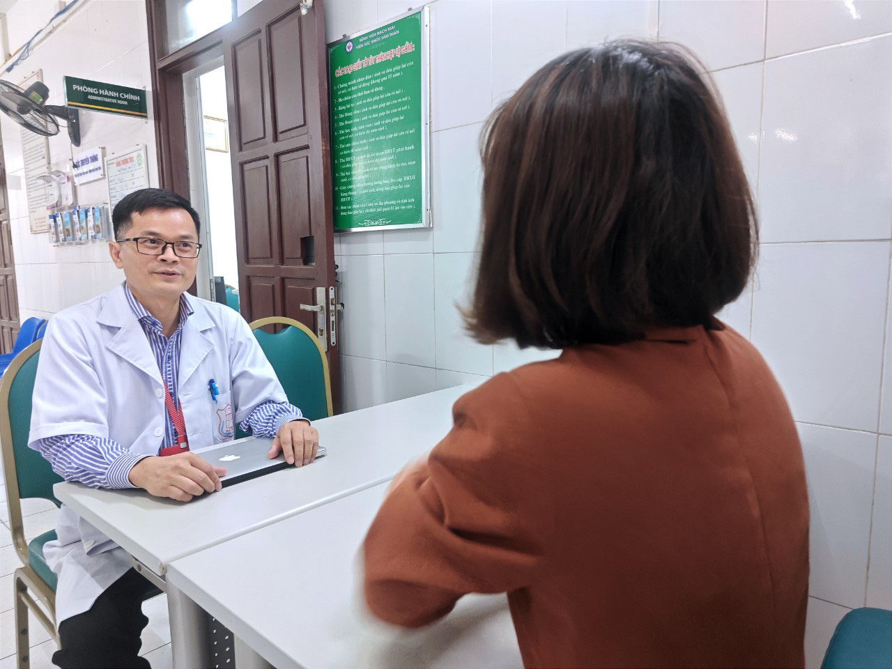BS Thiệu thăm khám cho bệnh nhân - Ảnh: D.LIỄU BS Thiệu thăm khám cho bệnh nhân - Ảnh: D.LIỄU