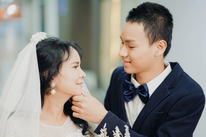 Lấy chồng kém 40 tuổi, cô dâu 60 có cuộc "lột xác" biến đổi nhan sắc bất ngờ - Ảnh 1. Lấy chồng kém 40 tuổi, cô dâu 60 có cuộc "lột xác" biến đổi nhan sắc bất ngờ - Ảnh 1.