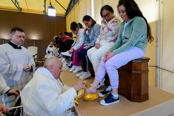 Giáo hoàng Francis thực hiện nghi thức rửa chân cho tù nhân nữ tại Rome trong Lễ Vượt qua, ngày 28/3. Ảnh: AP