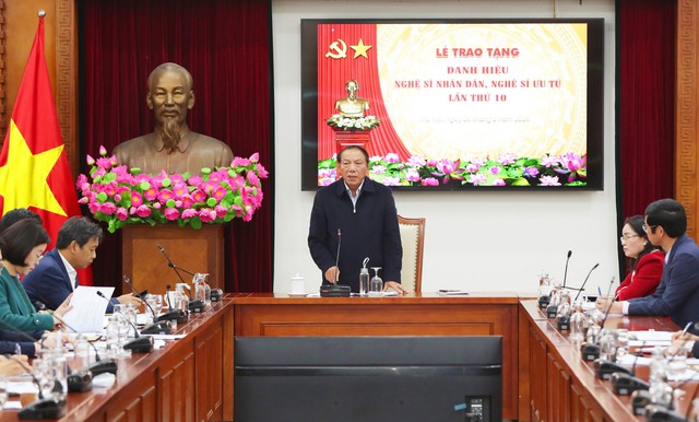 Bộ trưởng Nguyễn Văn Hùng: Lễ trao tặng danh hiệu NSND, NSƯT lần thứ 10 tôn vinh vai trò của người nghệ sĩ trong công cuộc đóng góp cho sự phát triển của văn hóa nghệ thuật - Ảnh 1. Bộ trưởng Nguyễn Văn Hùng: Lễ trao tặng danh hiệu NSND, NSƯT lần thứ 10 tôn vinh vai trò của người nghệ sĩ trong công cuộc đóng góp cho sự phát triển của văn hóa nghệ thuật - Ảnh 1.