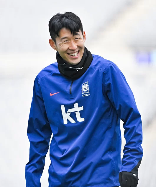 Lee Kang-in bất ngờ cúi người xin lỗi, hứa thành người tốt sau vụ xô xát Son Heung-min- Ảnh 4. Lee Kang-in bất ngờ cúi người xin lỗi, hứa thành người tốt sau vụ xô xát Son Heung-min- Ảnh 4.
