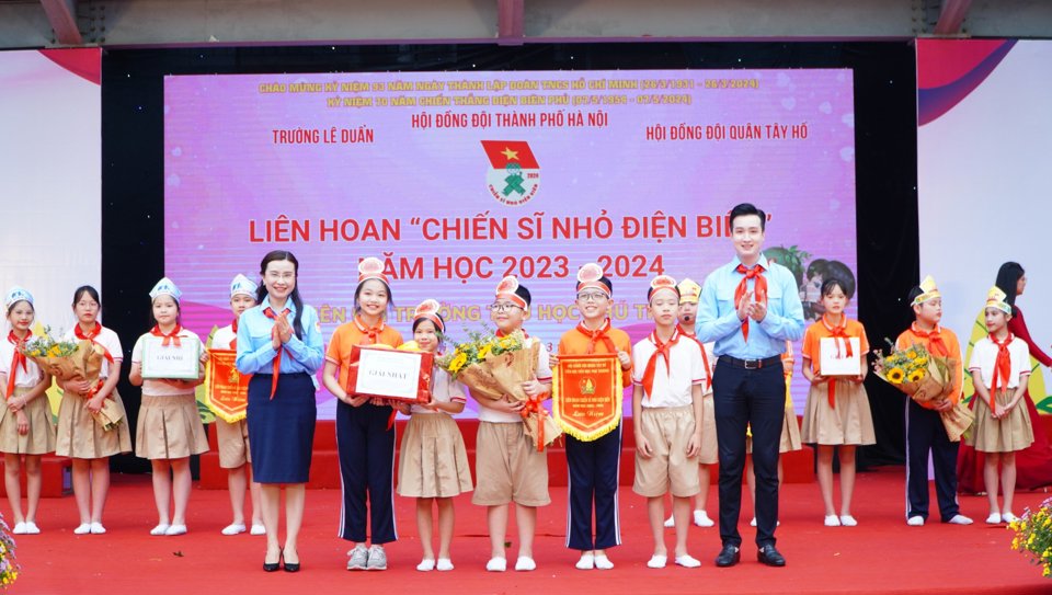 Bí thư Trung ương Đoàn, Chủ tịch Hội đồng Đội Trung ương Nguyễn Phạm Duy Trang và Chủ tịch Hội đồng Đội TP Hà Nội Đào Đức Việt khen thưởng các đội viên, thiếu nhi