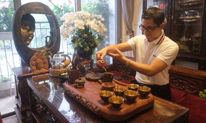 Nghệ nhân Hoàng Anh Sướng pha trà. Ảnh: Tú Nguyễn