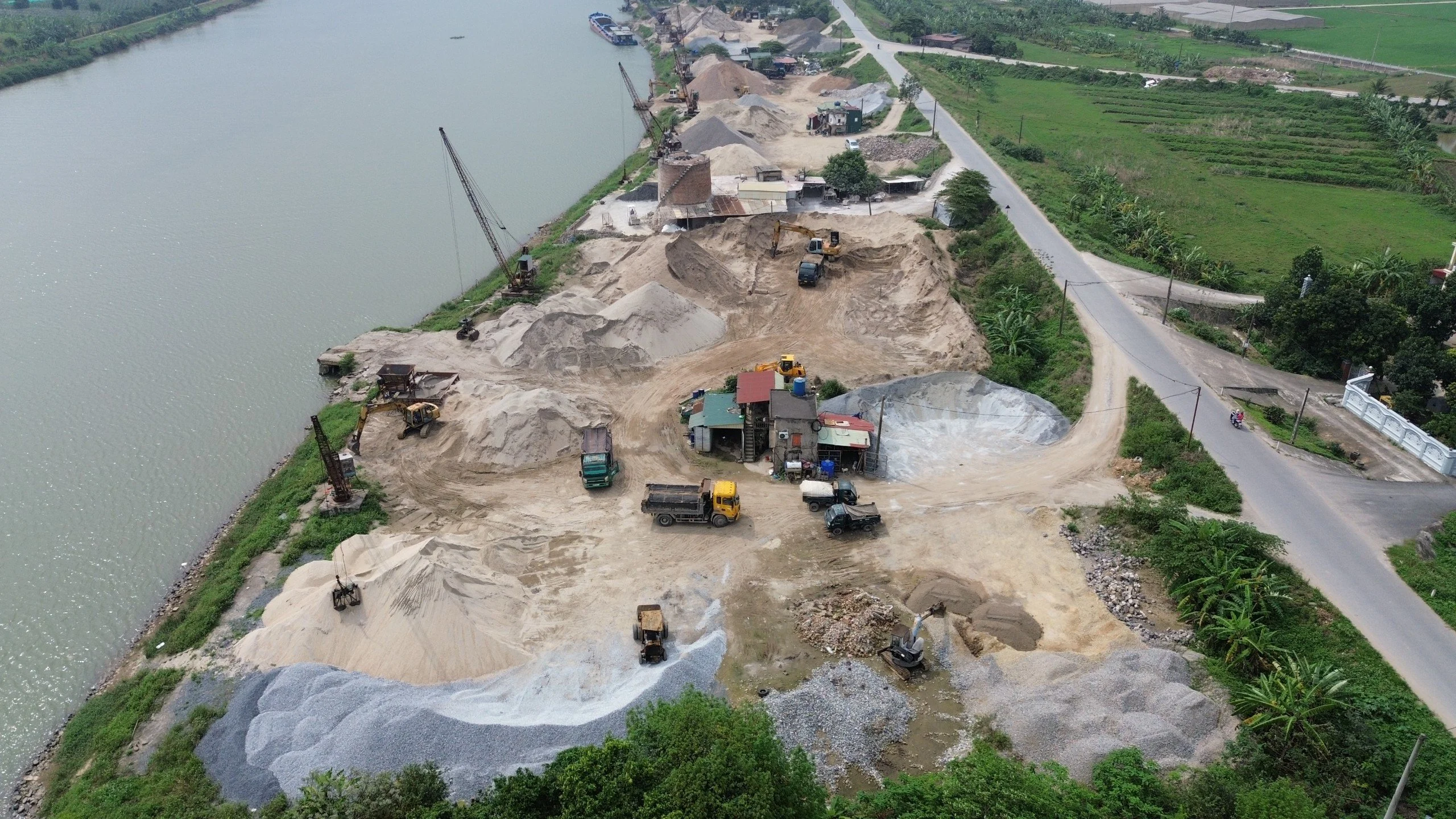 Loạt bến bãi trái phép ven sông Trà Lý, chính quyền có loay hoay?- Ảnh 1. Loạt bến bãi trái phép ven sông Trà Lý, chính quyền có loay hoay?- Ảnh 1.