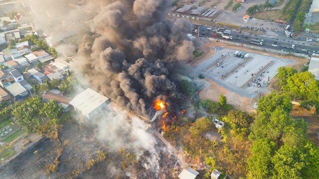 Lửa dữ dội bao trùm nhà máy ở Đồng Nai, cột khói cao cả trăm mét ảnh 1