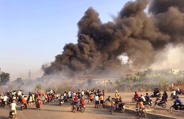 Lửa dữ dội bao trùm nhà máy ở Đồng Nai, cột khói cao cả trăm mét ảnh 2