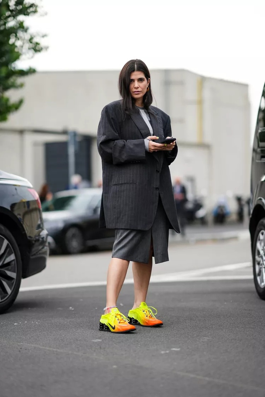 Mặc đồ công sở với giày sneakers thế nào để trông sành điệu, cá tính? - 1 Mặc đồ công sở với giày sneakers thế nào để trông sành điệu, cá tính? - 1