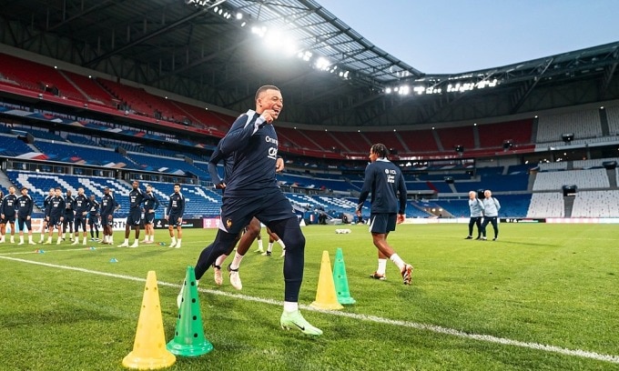 Mbappe vui vẻ trong buổi tập cùng tuyển Pháp trên sân Parc des Princes, chuẩn bị cho trận giao hữu tiếp Đức hôm nay 13/3. Ảnh: Équipe de France