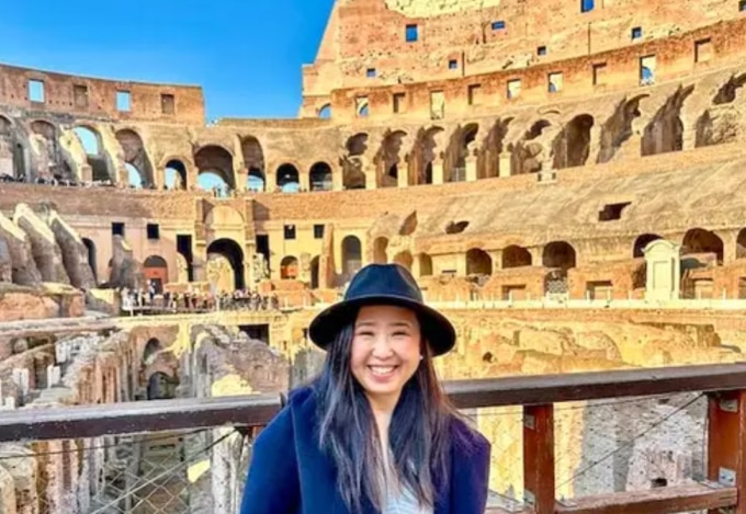 Angela chụp ảnh trong chuyến du lịch đến Đấu trường La Mã ở Rome, Italy tháng 12/2023. Ảnh: Insider