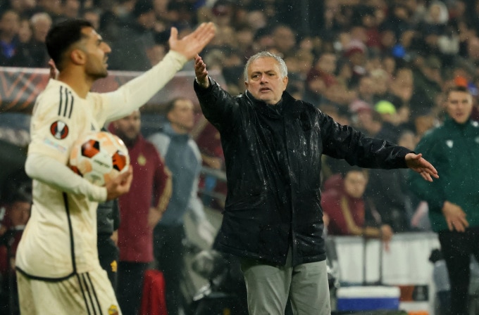 Jose Mourinho chỉ đạo trong trận Servette - AS Roma ở bảng G Europa League ngày 30/11. Ảnh: Reuters