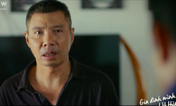 Trong phim "Gia đình mình vui bất thình lình", NSND Công Lý khắc hoạ hình ảnh ông bố yêu thương con gái phải chịu tủi khổ vì nhà chồng.