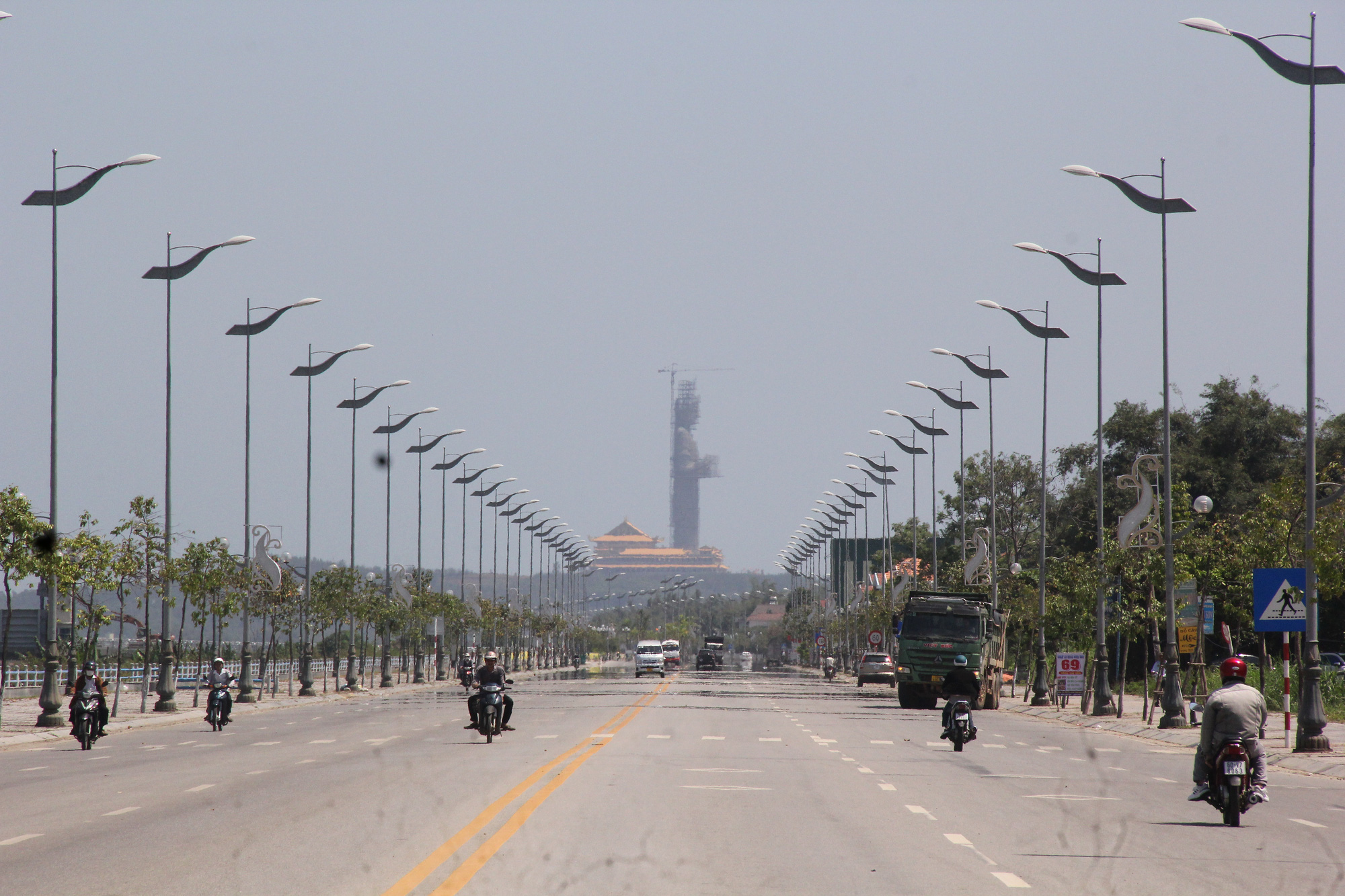 Ngắm đường bờ Nam sông Trà Khúc tuyệt đẹp, nối TP Quảng Ngãi về hướng biển- Ảnh 2. Đường bờ Nam sông Trà Khúc là cung đường đẹp bậc nhất tỉnh Quảng Ngãi - Ảnh: T.M.