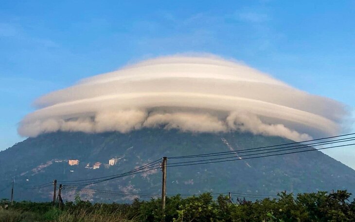 Hiện tượng kỳ thú ‘đĩa mây’ trên đỉnh núi Bà Đen