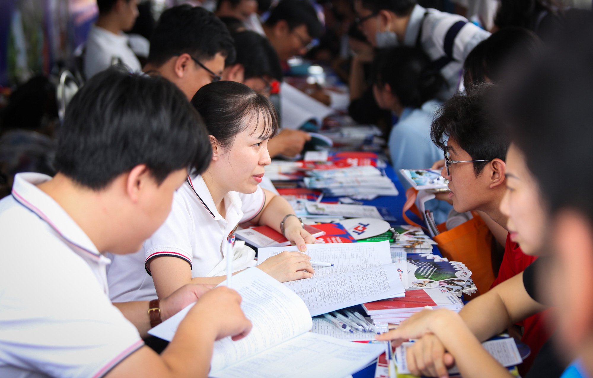 Gian tư vấn của các trường đại học tại Ngày hội tư vấn tuyển sinh - hướng nghiệp 2024 luôn chật cứng phụ huynh, học sinh - Ảnh: PHƯƠNG QUYÊN Gian tư vấn của các trường đại học tại Ngày hội tư vấn tuyển sinh - hướng nghiệp 2024 luôn chật cứng phụ huynh, học sinh - Ảnh: PHƯƠNG QUYÊN