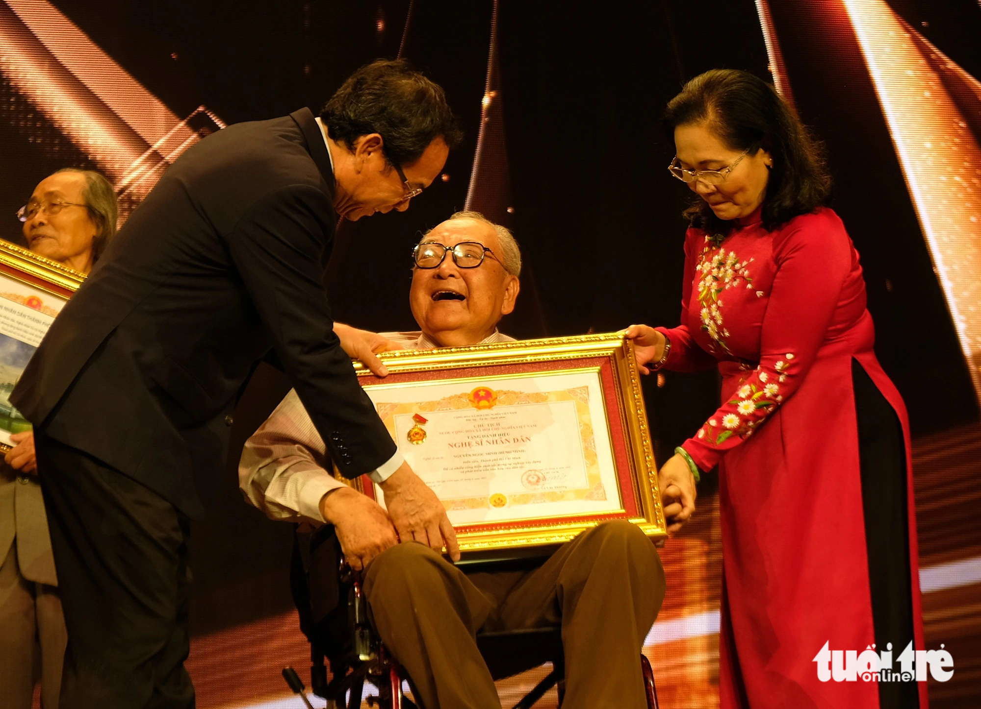 Nghệ sĩ Hùng Minh (giữa) vui mừng nhận danh hiệu được trao từ Bí thư Thành ủy TP.HCM Nguyễn Văn Nên (bìa trái) và Chủ tịch HĐND TP.HCM Nguyễn Thị Lệ - Ảnh: LINH ĐOAN Nghệ sĩ Hùng Minh (giữa) vui mừng nhận danh hiệu được trao từ Bí thư Thành ủy TP.HCM Nguyễn Văn Nên (bìa trái) và Chủ tịch HĐND TP.HCM Nguyễn Thị Lệ - Ảnh: LINH ĐOAN