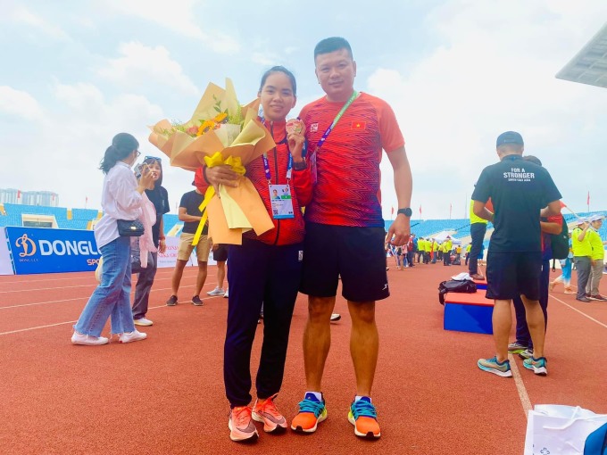 Ngọc Hoa chụp cùng HLV Minh Thiện sau khi đoạt HC đồng marathon SEA Games 31. Ảnh: NVCC