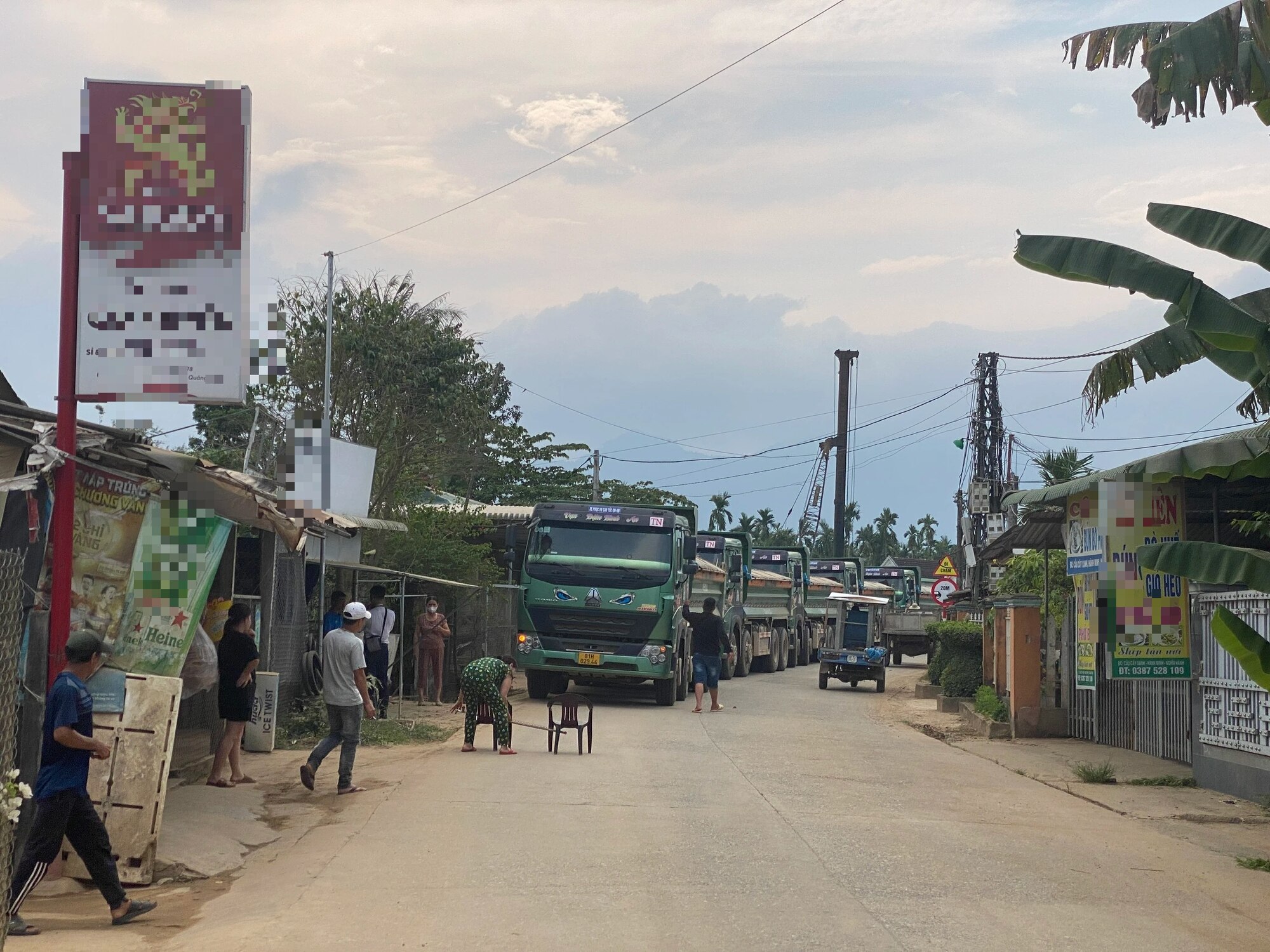 Quảng Ngãi: Người dân chặn đoàn xe tải chở đất gây bụi- Ảnh 1.