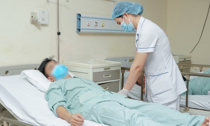 Bệnh nhân nằm điều trị tại Bệnh viện E. Ảnh: Thanh Xuân