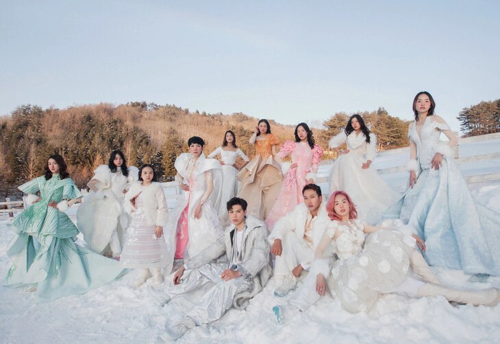 Xuân Lan và các thế hệ người mẫu trình diễn thời trang trong tuyết ở Hàn Quốc - Ảnh: KIẾNG CẬN TEAM