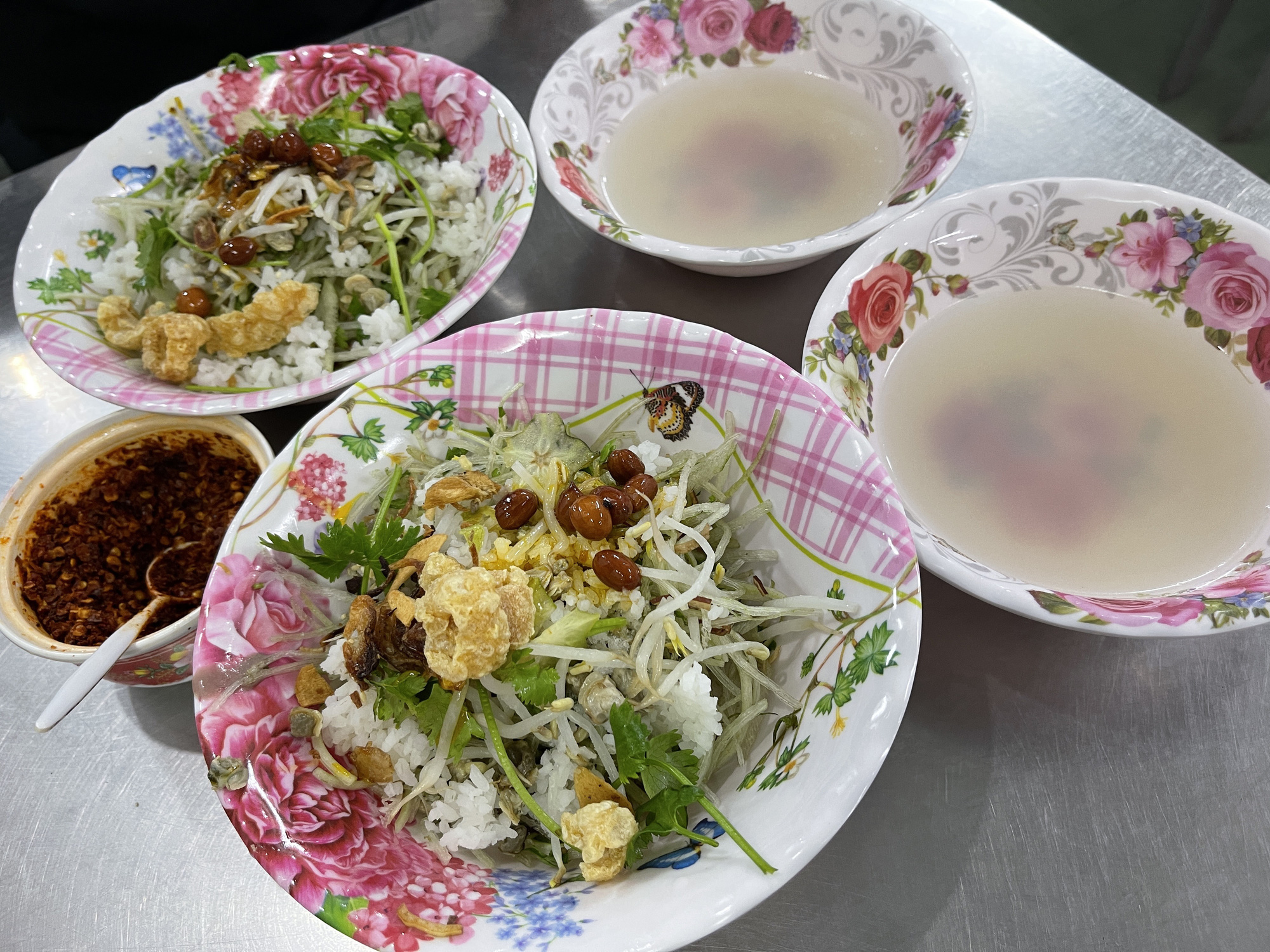 Cơm hến tại một quán gần khu Cầu Đập Đá, TP Huế Cơm hến tại một quán gần khu Cầu Đập Đá, TP Huế - Ảnh: NHÃ XUÂN