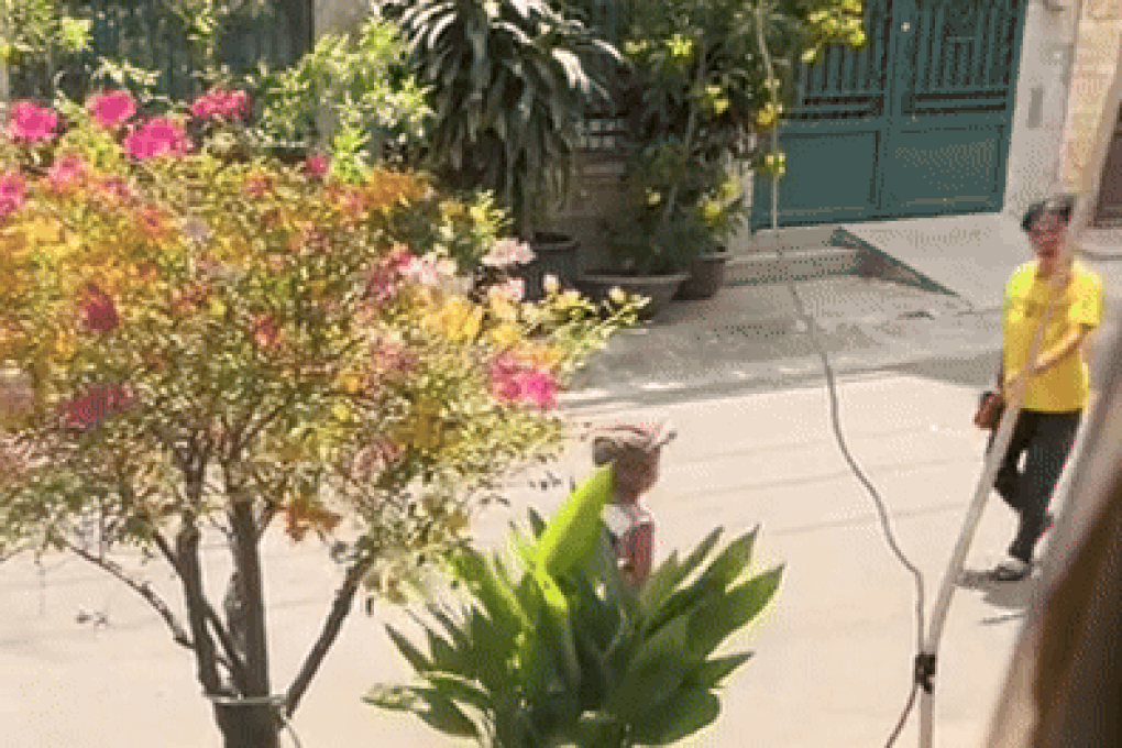 Người phụ nữ dọa đánh, ép bé trai 4 tuổi bán vé số có dấu hiệu tâm thần - 1 Người phụ nữ dọa đánh, ép bé trai 4 tuổi bán vé số có dấu hiệu tâm thần - 1