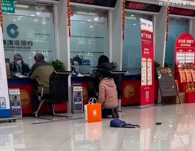 Người phụ nữ quỳ xin được "chen hàng" để gửi tiết kiệm tiền mừng tuổi 7,4 triệu đồng của con trai, dân mạng thấy khó hiểu: "Vì đâu đến nỗi?" - Ảnh 1. Người phụ nữ quỳ xin được "chen hàng" để gửi tiết kiệm tiền mừng tuổi 7,4 triệu đồng của con trai, dân mạng thấy khó hiểu: "Vì đâu đến nỗi?" - Ảnh 1.