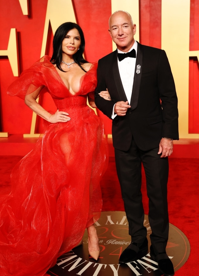 Tỷ phú Jeff Bezos và Lauren Sánchez tren thảm đỏ tiệc hậu Oscar 2024. Ảnh: AFP