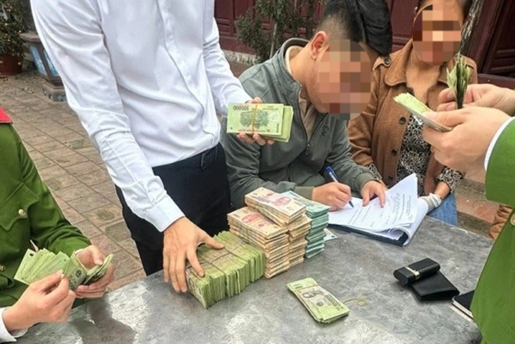 Nguồn gốc túi tiền 1,2 tỷ đồng bị ném vào ô tô bà bán trứng - 1 Nguồn gốc túi tiền 1,2 tỷ đồng bị ném vào ô tô bà bán trứng - 1