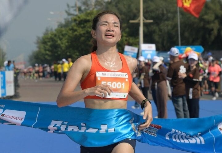 Nguyễn Thị Oanh bảo vệ thành công chức vô địch tại Tiền Phong Marathon 2024.