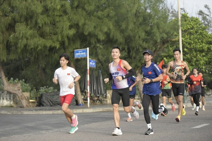 Giải vô địch Quốc gia marathon và cự ly dài - Tiền Phong Marathon 2024 diễn ra ngày từ 29/3 đến 31/3, trong đó 31/3 là ngày thi đấu chính. Hôm nay, các vận động viên chính thức bước vào sự kiện bằng các vòng chạy làm quen cung đường.